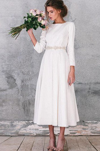 Vestido de novia de tafetán con escote redondo y manga larga, estilo formal.